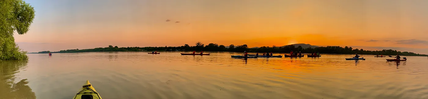 csapatépítő vízitúra kajakkal kenuval naplementével